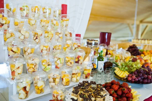 Επιδόρπιο τραπέζι από νόστιμα φρούτα στη γαμήλια δεξίωση. — Φωτογραφία Αρχείου