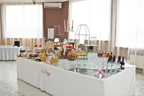 Dessert table of delicious fruits on wedding reception. — Stock Photo, Image