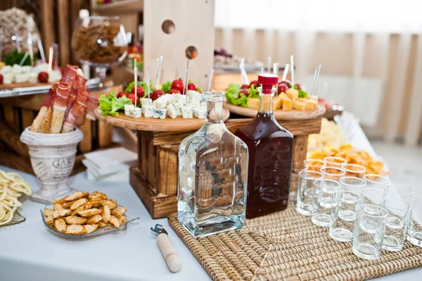 Table de desserts de délicieuses collations à la réception de mariage . — Photo