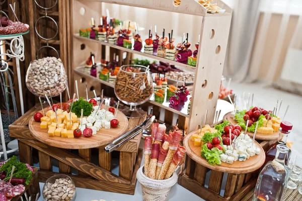 Düğün resepsiyonunda lezzetli atıştırmalıkların olduğu tatlı masası.. — Stok fotoğraf