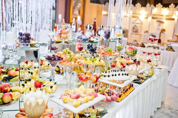Efterrätt bord med läckra frukter på bröllopsmottagning. — Stockfoto