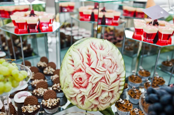 Mesa de sobremesa de doces deliciosos na recepção do casamento. — Fotografia de Stock