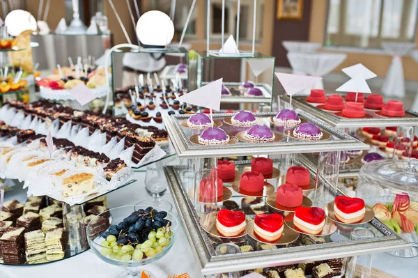 Stół deserowy pysznych słodyczy na weselu. — Zdjęcie stockowe