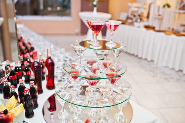 Stół z deserami napoje koktajlowe w recepcji weselnej. — Zdjęcie stockowe