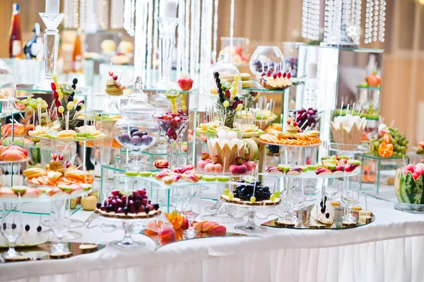Mesa de postres de deliciosas frutas en recepción de la boda . —  Fotos de Stock