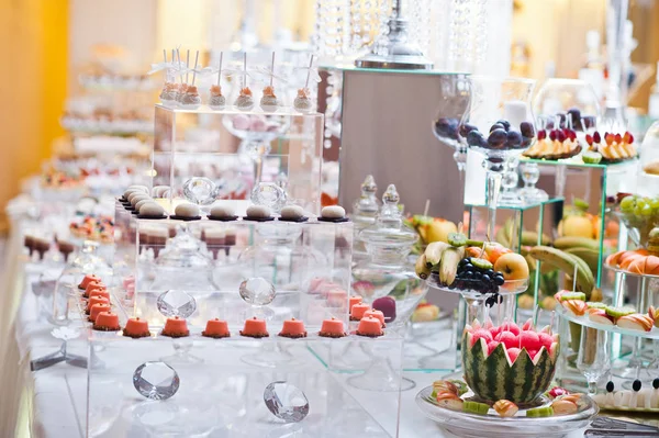 Desszert asztal finom édességek esküvői recepción. — Stock Fotó