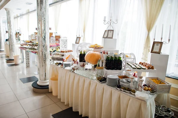 Desserttisch mit leckeren Snacks auf dem Hochzeitsempfang. — Stockfoto