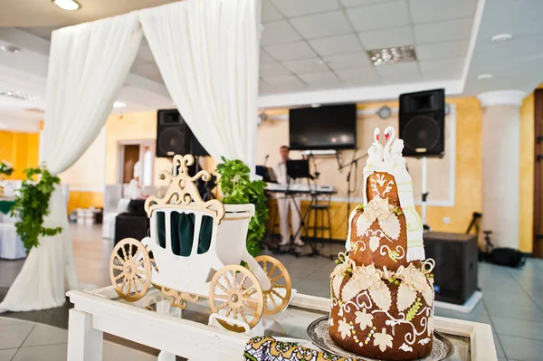Desertový stůl lahodných sladkostí na svatební hostině. — Stock fotografie