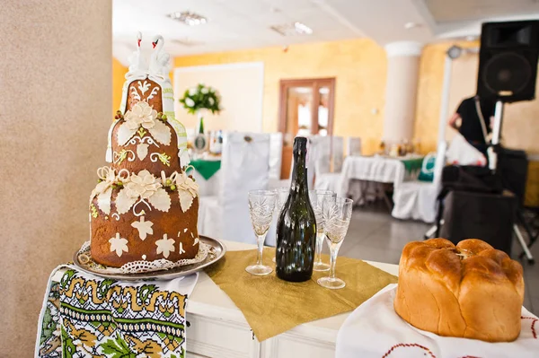 Bottle of champagne with glasses on wedding reception. — Stock Photo, Image