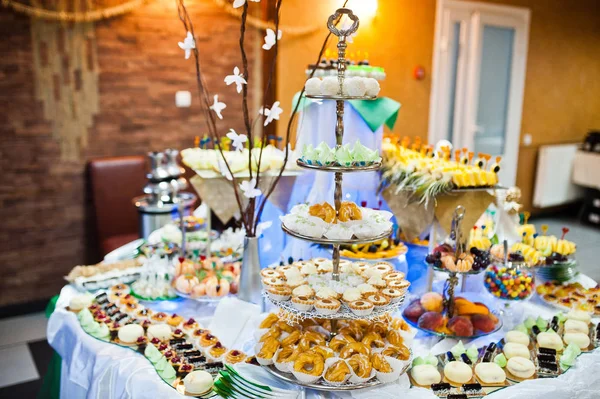 Dessert-Tisch mit leckeren Süßigkeiten auf Hochzeitsempfang. — Stockfoto