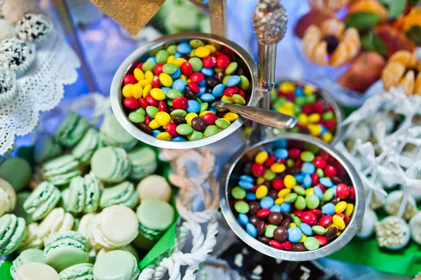 Mesa de postres de deliciosos dulces en la recepción de la boda. —  Fotos de Stock