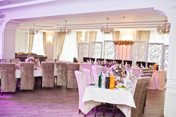 Dessert-Tisch mit leckeren Süßigkeiten auf Hochzeitsempfang. — Stockfoto