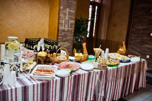 Mesa de postres de deliciosos aperitivos en la recepción de la boda . — Foto de Stock