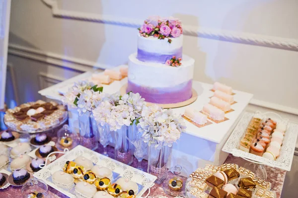 결혼식 피로연에서 맛있는 달콤 한 음식을 배급하는 모습. — 스톡 사진