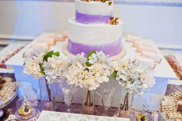 Dessert table of delicious sweets on wedding reception. — Stock Photo, Image