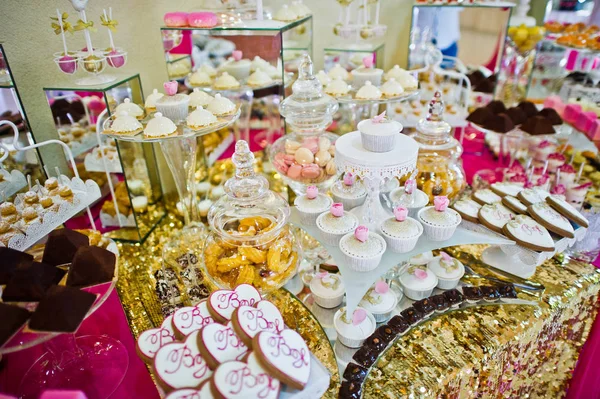 Mesa de postres de deliciosos dulces en la recepción de la boda. — Foto de Stock