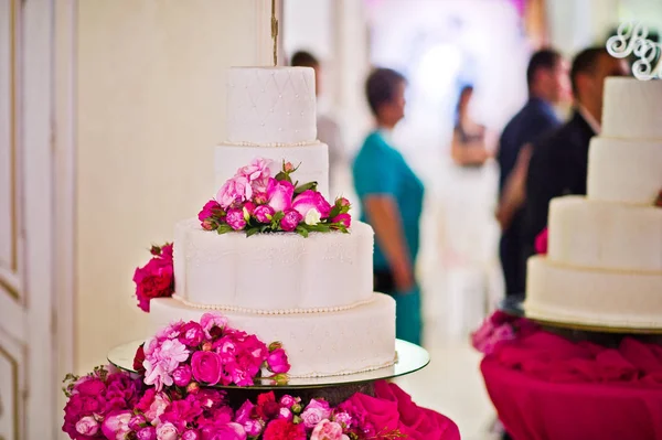 Dessert table of delicious sweets on wedding reception. — Stock Photo, Image