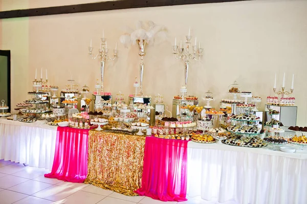 結婚式のレセプションでおいしいお菓子のデザートテーブル. — ストック写真