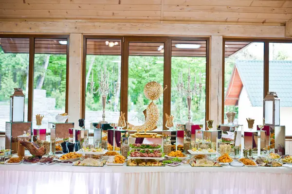 Dessert table of delicious snacks on wedding reception. — Stock Photo, Image