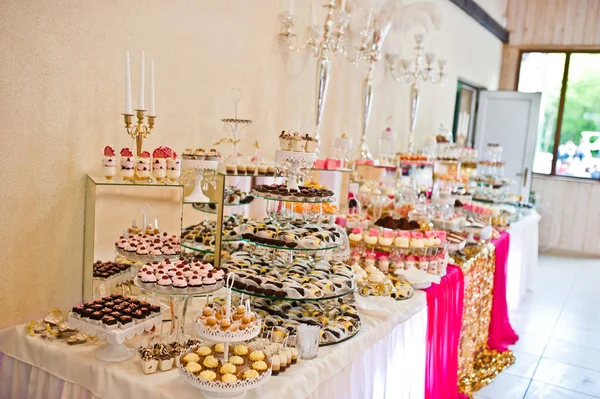 Efterrätt bord med läckra sötsaker på bröllopsmottagning. — Stockfoto