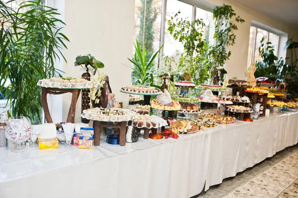 Table de desserts de délicieux bonbons à la réception de mariage. — Photo