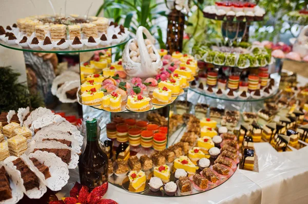 Dessertbord med deilige søtsaker på bryllupsfesten. – stockfoto