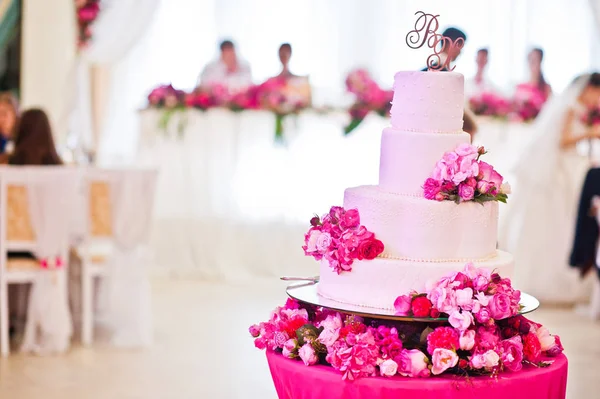 Mesa de postres de delicioso pastel de boda rosa . —  Fotos de Stock