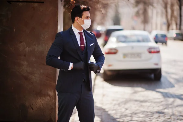 Concepto Cuarentena Por Coronavirus Hombre Negocios Lleva Traje Con Mascarilla — Foto de Stock