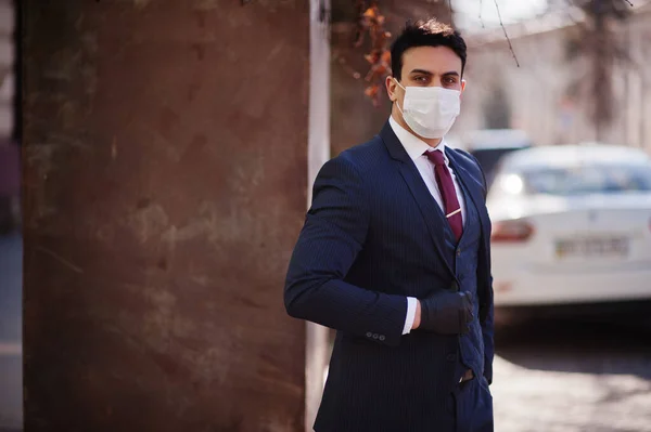 Begreppet Karantän För Coronavirus Affärsman Bär Kostym Med Medicinsk Ansiktsmask — Stockfoto