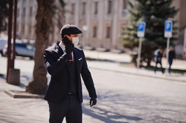 コロナウイルスの隔離の概念 ビジネスマンはスーツを着て 医療面のマスクで帽子をかぶって 電話で話す Mers Cov Novel Coronavirus 2019 Ncov — ストック写真