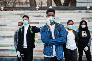 Tıbbi maske takan bir grup Afrikalı genç Coronavirus virüsü virüsünü karantinaya alarak enfeksiyon ve hastalıklardan korur..