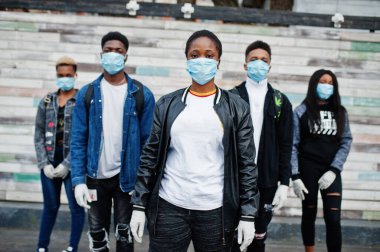 Tıbbi maske takan bir grup Afrikalı genç Coronavirus virüsü virüsünü karantinaya alarak enfeksiyon ve hastalıklardan korur..