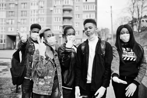 Grupp Afrikanska Tonåringar Vänner Mot Tom Gata Med Byggnad Bär — Stockfoto