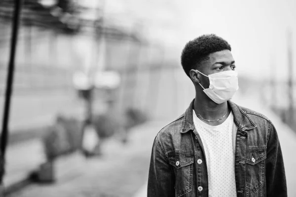 戴着医疗口罩的非洲男子在公园保护自己免受感染和疾病的侵害 — 图库照片