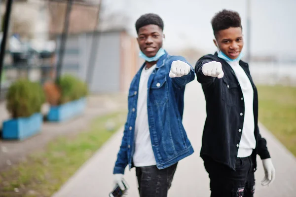 Dos Adolescentes Africanos Amigos Parque Con Máscaras Médicas Protegen Infecciones — Foto de Stock