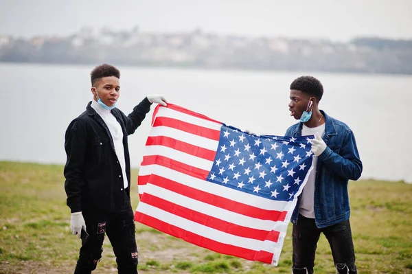 Dos Adolescentes Africanos Amigos Con Bandera Americana Parque Con Máscaras — Foto de Stock