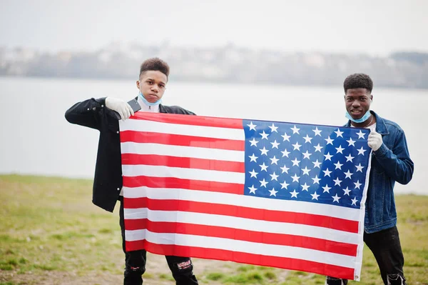 Dos Adolescentes Africanos Amigos Con Bandera Americana Parque Con Máscaras — Foto de Stock