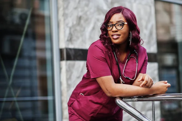 Afrikansk Amerikansk Kvinnlig Läkare Röd Labb Uniform Med Stetoskop Medicin — Stockfoto