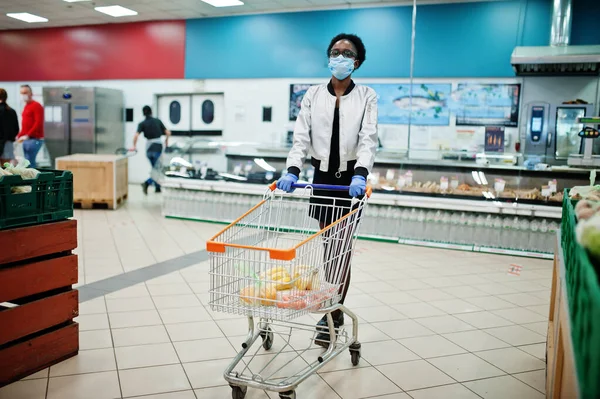 Mujer Africana Con Máscara Médica Desechable Guantes Compras Supermercado Durante —  Fotos de Stock
