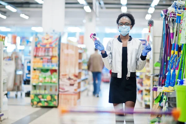 Africká Žena Sobě Jednorázové Lékařské Masky Rukavice Nakupování Supermarketu Během — Stock fotografie