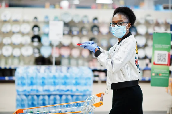 Mujer Africana Con Máscara Médica Desechable Guantes Compras Supermercado Durante — Foto de Stock