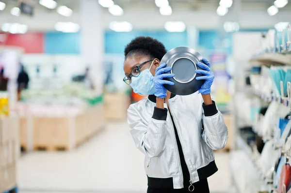 Africká Žena Sobě Jednorázové Lékařské Masky Rukavice Nakupování Supermarketu Během — Stock fotografie