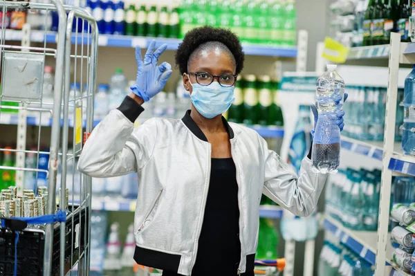 Mujer Africana Con Máscara Médica Desechable Guantes Compras Supermercado Durante — Foto de Stock