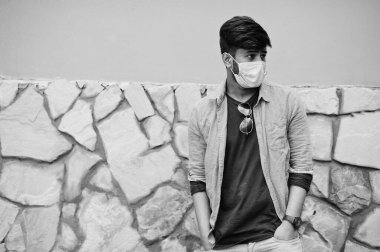 Coronavirus covid-19 konsepti. Korona virüsünden korunmak için maske takan Güney Asyalı bir adam..