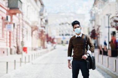 Coronavirus covid-19 konsepti. Korona virüsünden korunmak için maske takan Güney Asyalı bir adam..