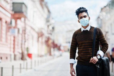 Coronavirus covid-19 konsepti. Korona virüsünden korunmak için maske takan Güney Asyalı bir adam..