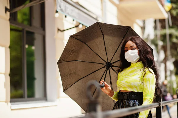 Mujer Afroamericana Posando Con Mascarilla Facial Para Protegerse Infecciones Bacterias — Foto de Stock