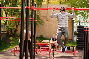 Siyah tıbbi maskeli Arap portre sporu yapan adam Coronavirus karantinası sırasında spor salonunda egzersiz yapıyor..