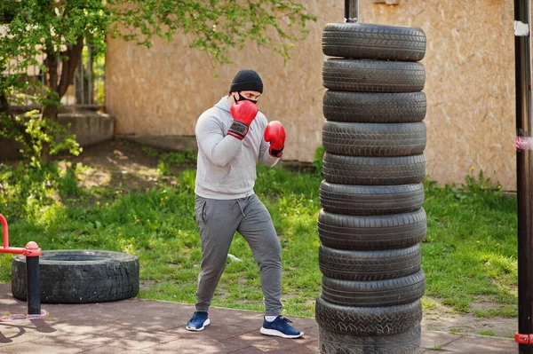 Портрет Спортивний Арабський Боксер Чорній Медичній Масці Обличчя Бокс Відкритому — стокове фото