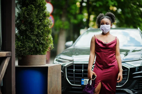 Covid Virus Infeccioso Mujer Africana Con Pelo Rizado Lleva Vestido — Foto de Stock